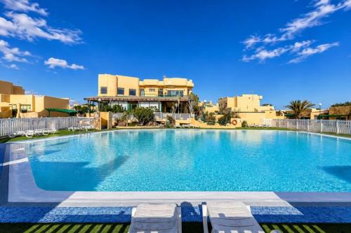 GuestReady - Cosy Bungalow with Pool and Terrace