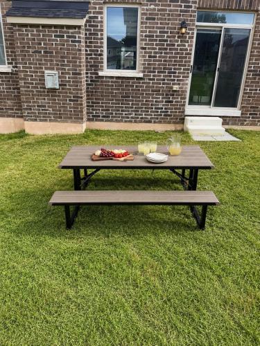 4-Bdrm Comfort with Fireplace mins from Downtown in Portkolborna (ON)