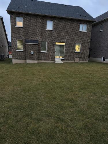 4-Bdrm Comfort with Fireplace mins from Downtown in Portkolborna (ON)