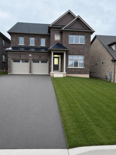 4-Bdrm Comfort with Fireplace mins from Downtown in Portkolborna (ON)