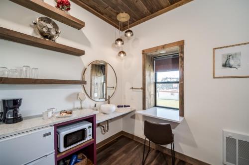 Walk Everywhere Fireplace Downtown Hideaway 2
