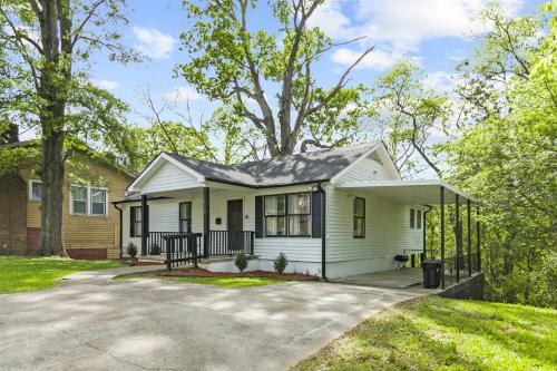 Druid Hills Retreat Group StayKing BedParking