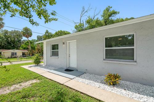 2BR Apt 5 Min to Busch Gardens Unit A Sleeps 6 Remodeled Tampa - image 3