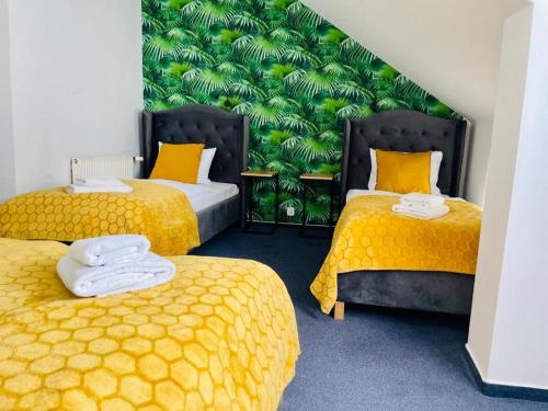 1 double bed, 2 twin beds