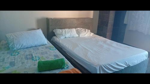 1 double bed, 1 twin bed