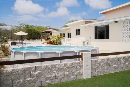 Pohled zvenku, Aruba Villa on a Hill in Sabana Basora