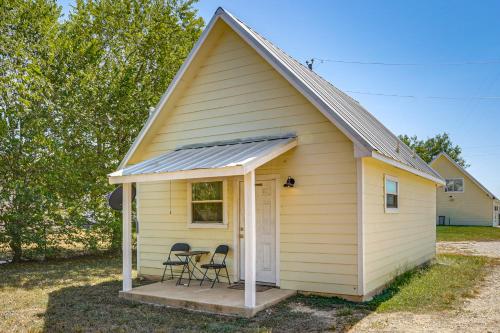 < 1 Mi to Main St: Quiet Home w/ Yard in Stockdale in Stockdale (TX)