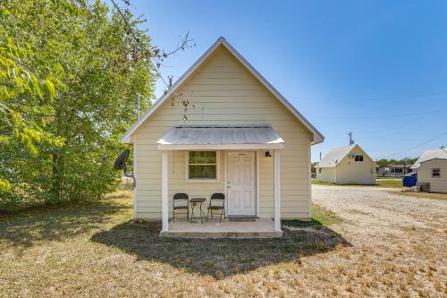 < 1 Mi to Main St: Quiet Home w/ Yard in Stockdale in Stockdale (TX)