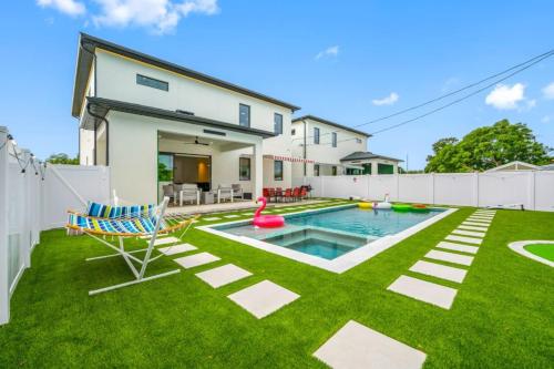 Luxe Villa with Pool Spa Sauna Games Sleeps 20 - image 4