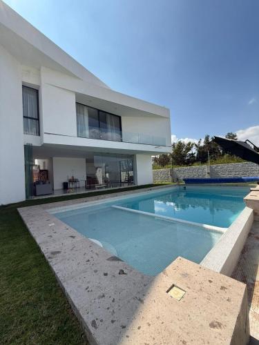 Designer Home with Private Pool & Fire Pit in Ixtlahuacán De Los Membrillos