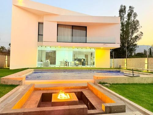Designer Home with Private Pool & Fire Pit in Ixtlahuacán De Los Membrillos