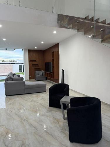 Designer Home with Private Pool & Fire Pit in Ixtlahuacán De Los Membrillos