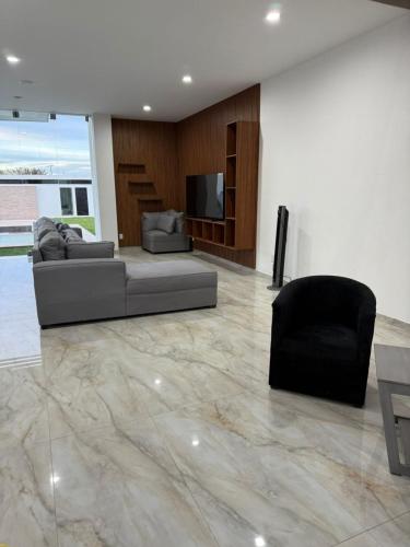 Designer Home with Private Pool & Fire Pit in Ixtlahuacán De Los Membrillos