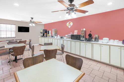 Super 8 by Wyndham Lowell/Bentonville/Rogers Area in Lowell, USA