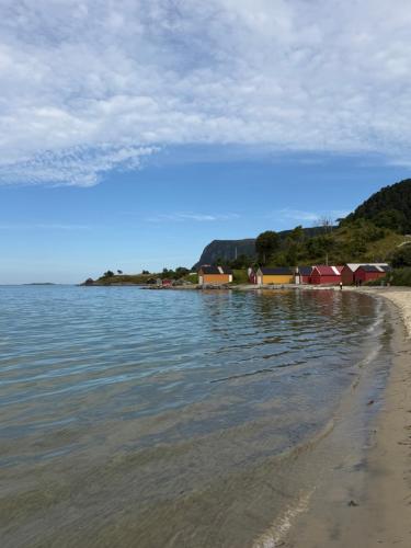 Beach, Central and modern apartment in Ulsteinvik