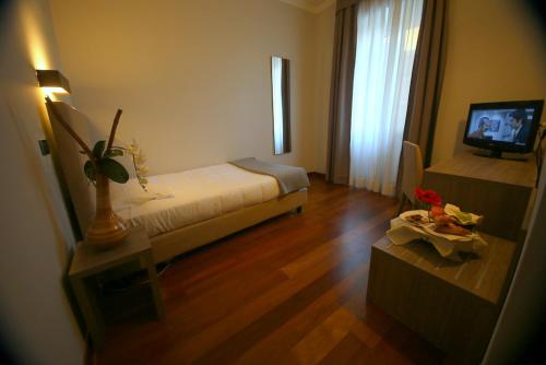 Jet Hotel - image 3