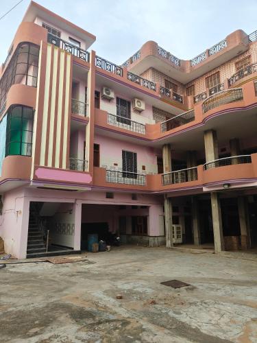 Shiv Om Palace in Brahmbad