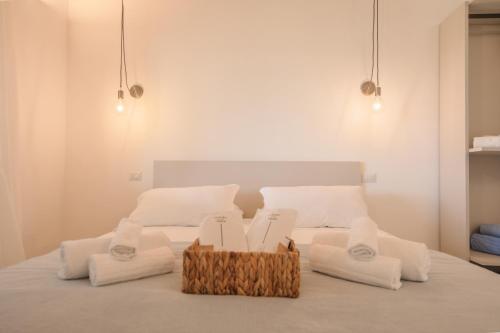1 king bed, 1 queen bed, 3 twin beds