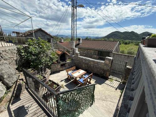 Stone house with river view in Dodoši