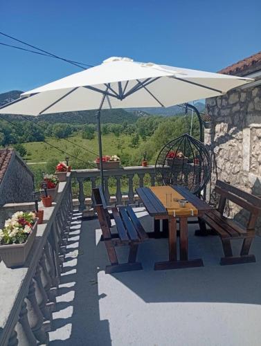 Stone house with river view in Dodoši
