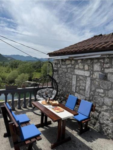 Stone house with river view in Dodoši