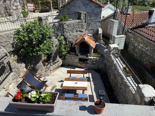 Stone house with river view in Dodoši
