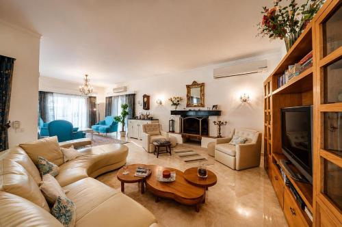 3 bedrooms, 5 beds