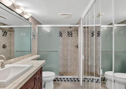Spacious Two Bedroom Residence with Waterfront Views - image 4