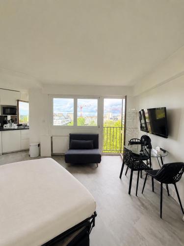 Apartment HOME in Paris with View, 15min to center