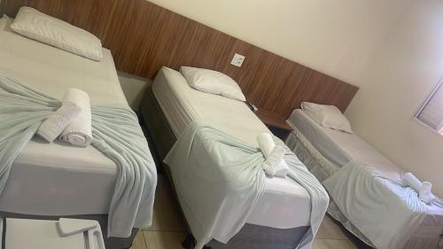 3 twin beds