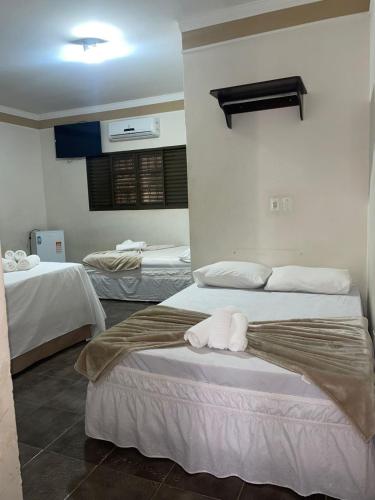 1 king bed, 2 twin beds