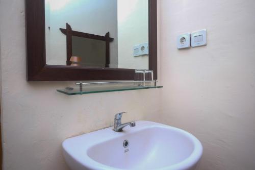 OYO 261 Sasono Putro Guest House Room Type - Superior Queen Room