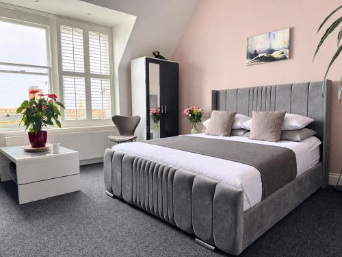 Penthouse Suite, Sea View, Close to Shops, Beach and Train 1