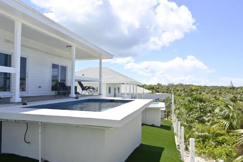 Emerald Cottage - Brand New Beach Cottage with Pool, Walk to La home in North Palmetto Point