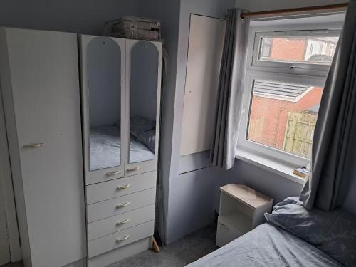 4 Bedroom House Sleeps 6 - Garden - Free Parking in Falls Park
