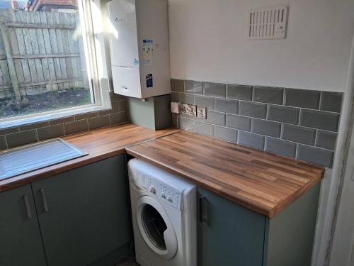 4 Bedroom House Sleeps 6 - Garden - Free Parking in Falls Park