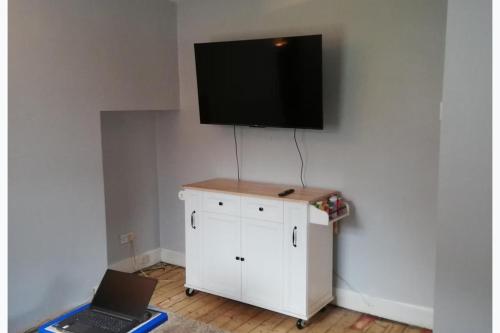 4 Bedroom House Sleeps 6 - Garden - Free Parking in Falls Park
