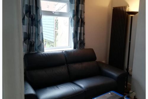 4 Bedroom House Sleeps 6 - Garden - Free Parking in Falls Park