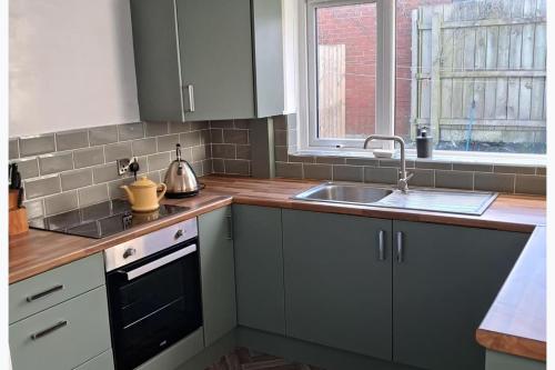 4 Bedroom House Sleeps 6 - Garden - Free Parking in Falls Park