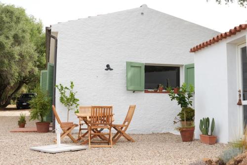 Vue extérieure, La Liara A house nestled between vineyards and a stream in Scalea