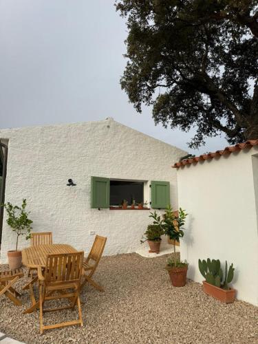 Vue extérieure, La Liara A house nestled between vineyards and a stream in Scalea