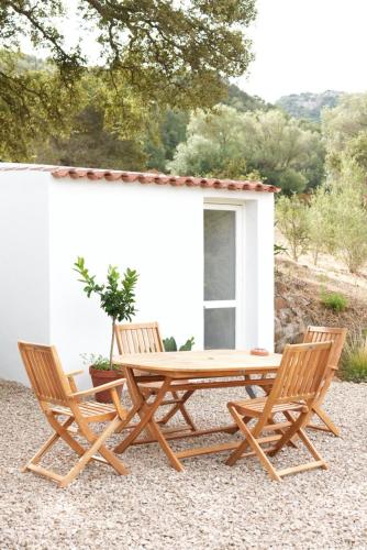 Jardin, La Liara A house nestled between vineyards and a stream in Scalea