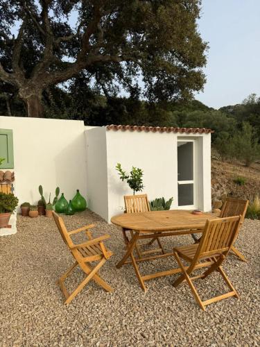 Vue extérieure, La Liara A house nestled between vineyards and a stream in Scalea