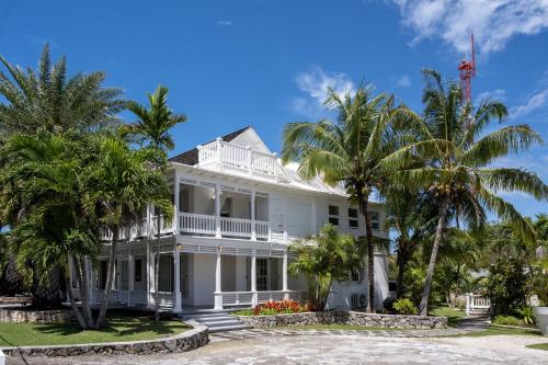 Buena Vista Estate - Historic Estate Private Pool, Golf Cart home in Governor's Harbour