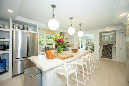 Buena Vista Estate - Historic Estate Private Pool, Golf Cart home in Governor's Harbour
