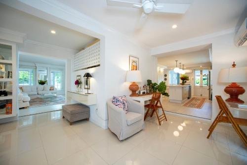 Buena Vista Estate - Historic Estate Private Pool, Golf Cart home in Governor's Harbour