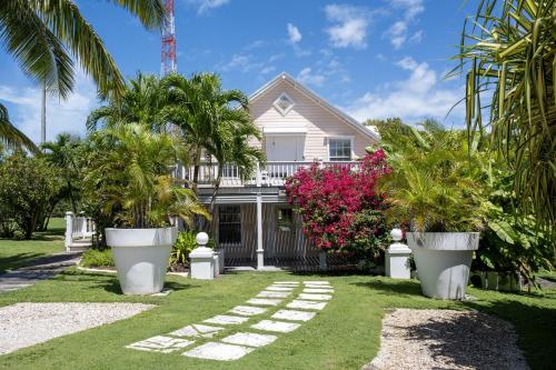 Buena Vista Estate - Historic Estate Private Pool, Golf Cart home in Governor's Harbour