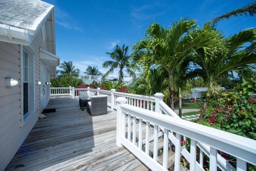 Buena Vista Estate - Historic Estate Private Pool, Golf Cart home in Governor's Harbour