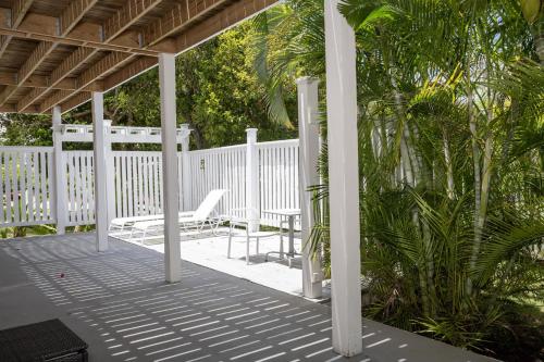 Buena Vista Estate - Historic Estate Private Pool, Golf Cart home in Governor's Harbour