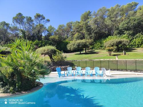 Dans Villa Californienne privée, Un rez-de-jardin 5 chambres avec un Living-dortoir, une cuisine et Privatisation de la piscine et pool house 85 M2 et Tennis terre battue - Location saisonnière - Mougins